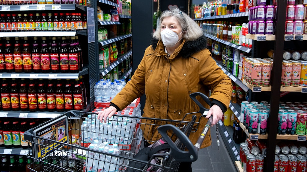 Eine Frau trägt bei ihrem Einkauf in einem Supermarkt eine FFP2-Schutzmaske. 