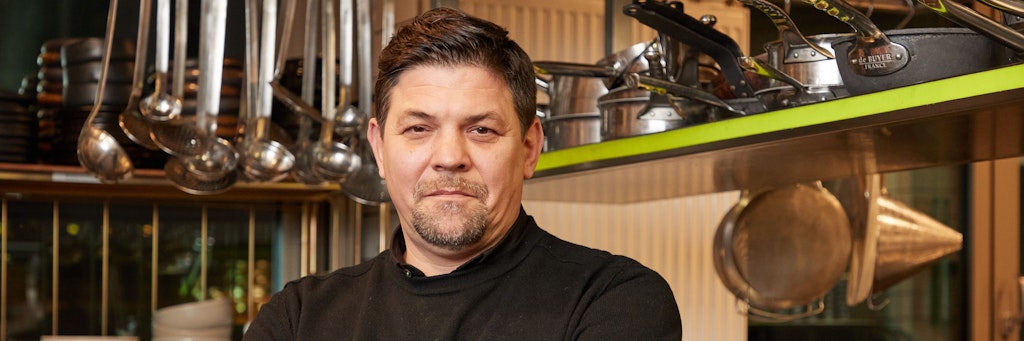 Fernsehkoch Tim Mälzer steht in der Küche seines Restaurants Die Gute Botschaft.