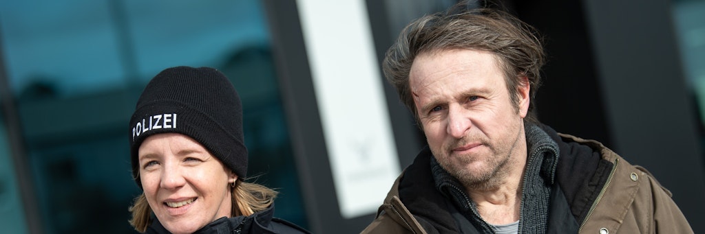 Bjarne Mädel mit Schauspielkollegin Katrin Wichmann am Set von „Sörensen hat Angst“.