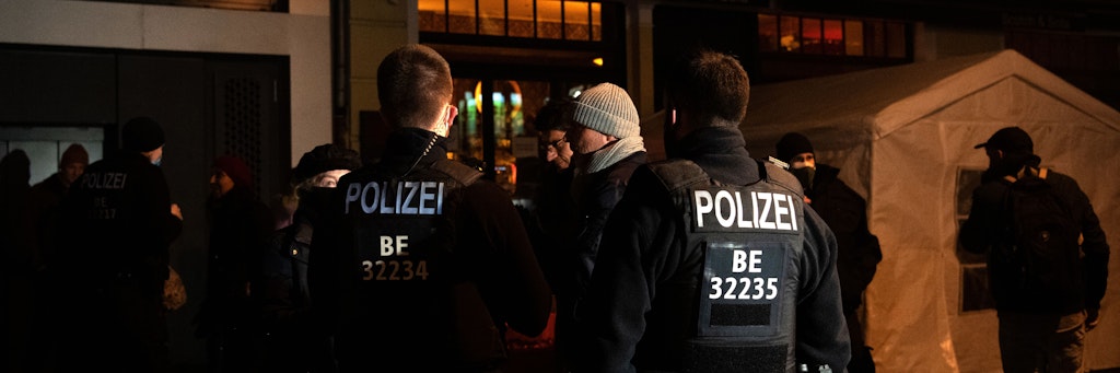 Polizisten im Einsatz vor dem „Scotch & Sofa“