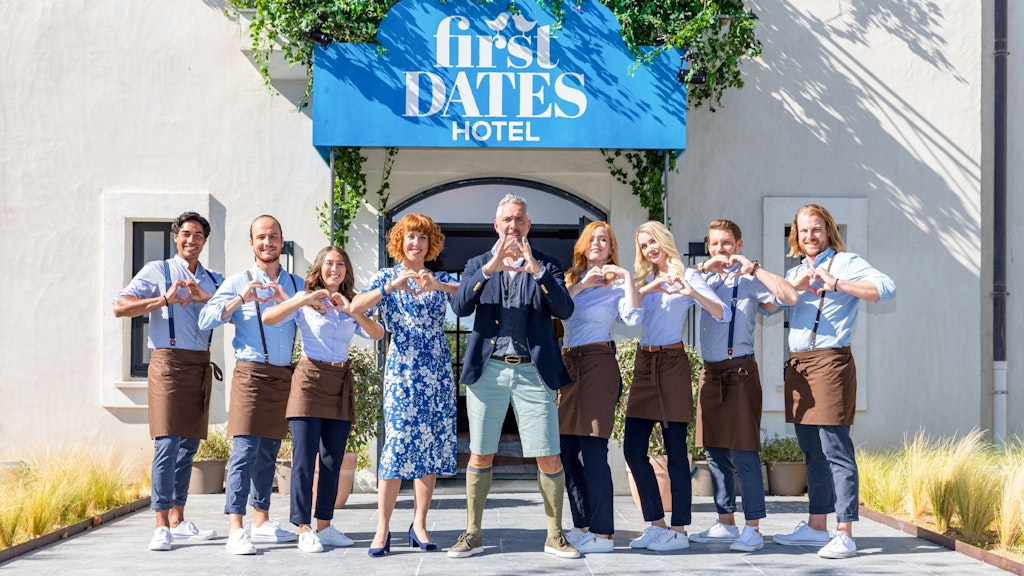 Das „First Dates Hotel“-Team aus der ersten Staffel: Nic, Tim, Mariella, Aline Marie Rademacher, Roland Trettl, Anika, Viola, Rocco und Clement.