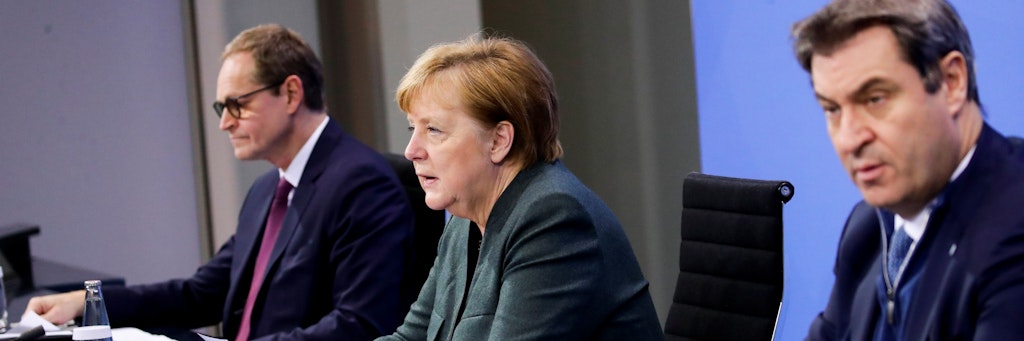 Bundeskanzlerin Angela Merkel (CDU), Berlins Regierender Bürgermeister Michael Müller (l, SPD) und der bayrische Ministerpräsident Markus Söder (CSU) informieren über die Bund-Länder-Beratungen. Der bis Ende Januar befristete Lockdown zur Eindämmung der Corona-Pandemie in Deutschland wird bis Mitte Februar verlängert. 