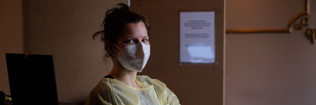 Ärztin Jule Teufel testet Menschen in der Kreuzberger Bar Die Lilie auf das Coronavirus.
