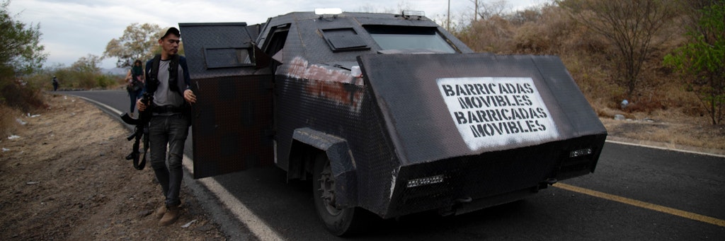 Eine „mobile Barrikade“ – so steht es auf dem „Monster“ genannten Pick-up, den die Frauentruppe hat panzern lassen.