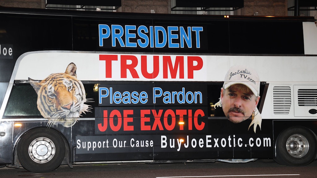 Mit einem durch Washington fahrenden Bus wollten Unterstützer von Joe Exotic Donald Trump davon überzeugen, ihr Idol freizulassen.