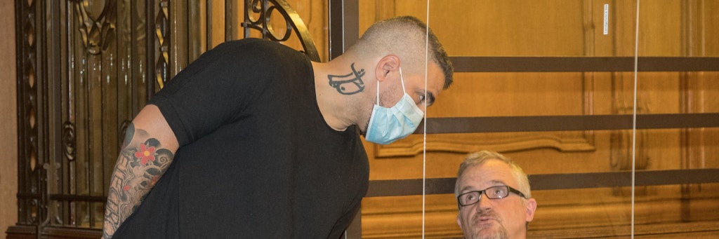Anis Mohamed Youssef Ferchichi, bekannt als Rapper Bushido, steht beim Prozess gegen den Chef einer bekannten arabischstämmigen Großfamilie neben seinem Anwalt. 