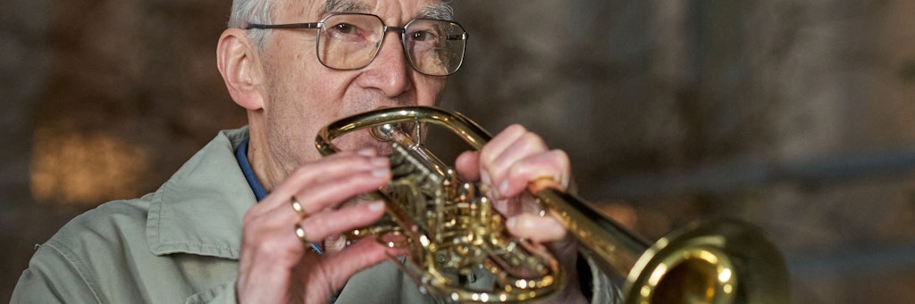 Klaus Dannert, 90-jähriger Hobby-Trompeter in Koblenz, gibt fast jeden Abend ein kleines Balkonkonzert gegen den Corona-Blues. 