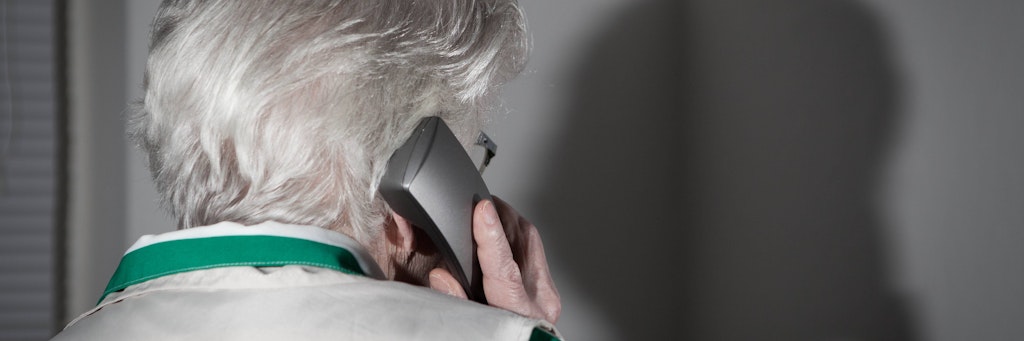 Eine alte Dame am Telefon.<br>