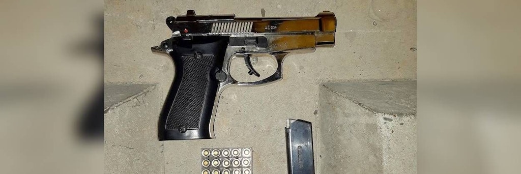 Diese Pistole richtete ein italienischer Lkw-Fahrer bei einer Grenzkontrolle auf einen Bundepolizisten. Der Mann wurde festgenommen und angezeigt.