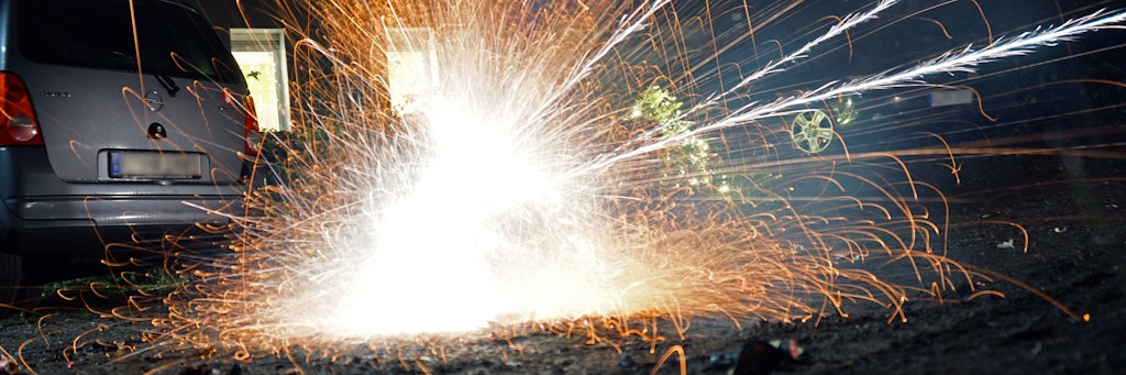 Ein Feuerwerkskörper explodiert. (Symbolbild)