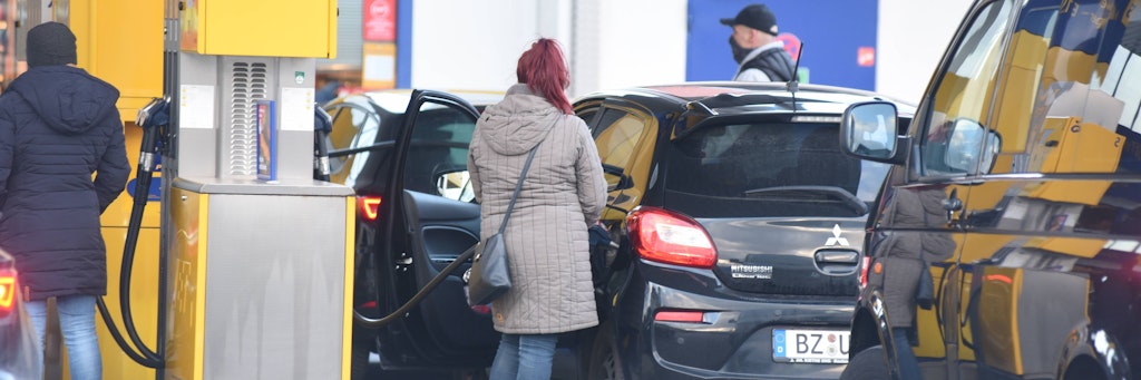 Viele Autofahrer hatten am Silvestertag noch einmal aufgefüllt, weil sie von der Spritpreiserhöhung wussten.