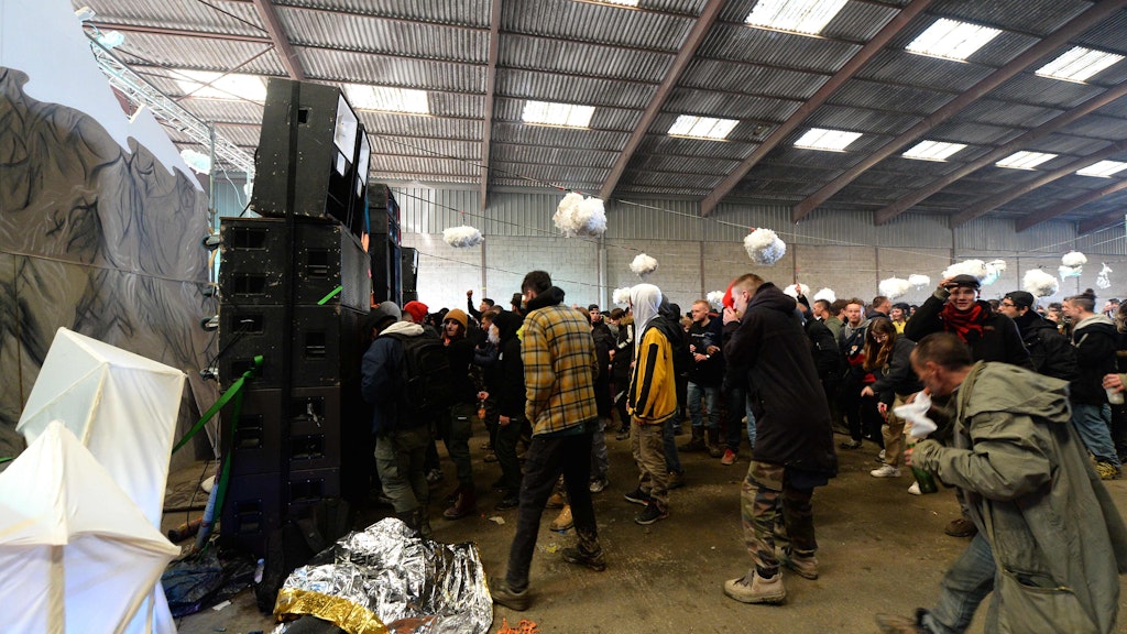 Eine Lagerhalle im französischen Lieuron wurde zu einem Festival-Gelände umfunktioniert.