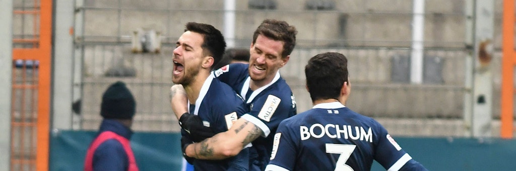Die Bochumer herzen ihren Siegtorschützen Milos Pantovic.