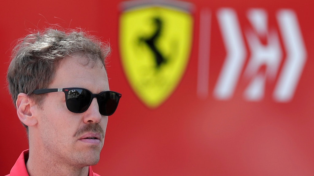 Im nächsten Jahr nicht mehr bei Ferrari, aber vielleicht wenigstens modisch noch auf der Höhe der Zeit: Sebastian Vettel mit Schnauzbart.