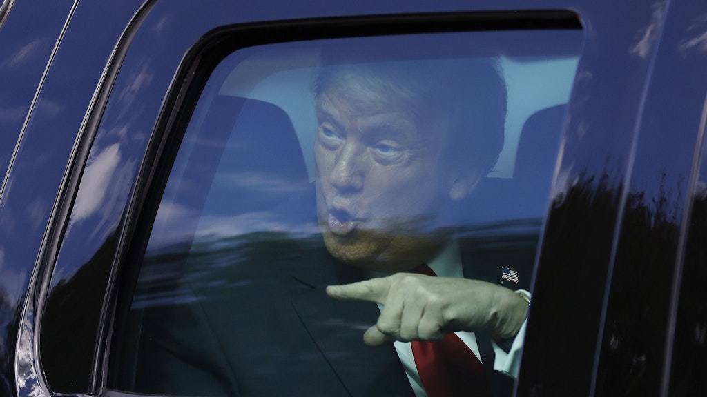 Ex-US-Präsident Donald Trumpf auf dem Weg zu seinem Club-Resort Mar-a-Lago. Er nahm nicht an der Amtseinführung seines Nachfolgers teil, wie es andere Ex-US-Präsidenten taten. 