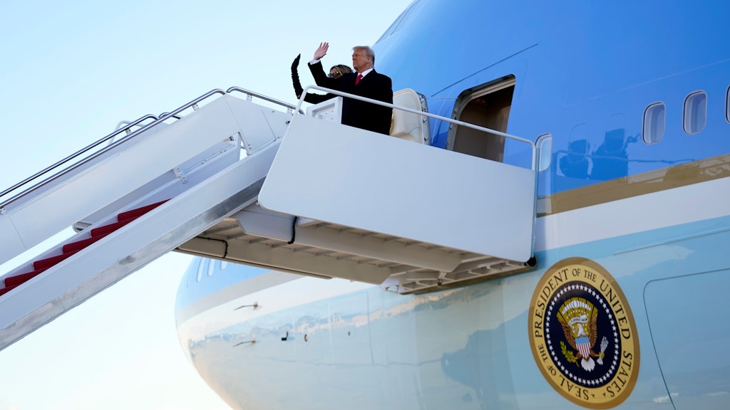 Winke, winke: Donald und Melania Trump auf der Treppe der „Air Force One“.