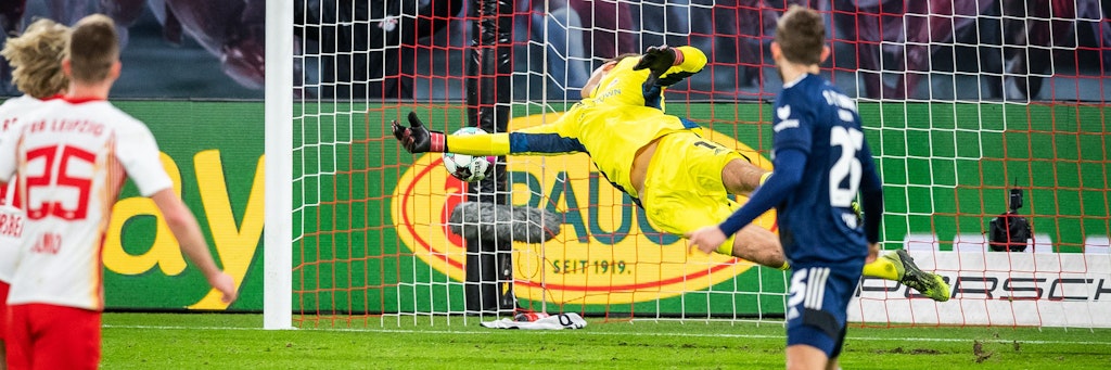 Unions Keeper Andreas Luthe streckt sich vergeblich, kann den Schuss von Emil Forsberg - noch mit dem Haarschopf ganz links zu sehen - nicht mehr abwehren. 