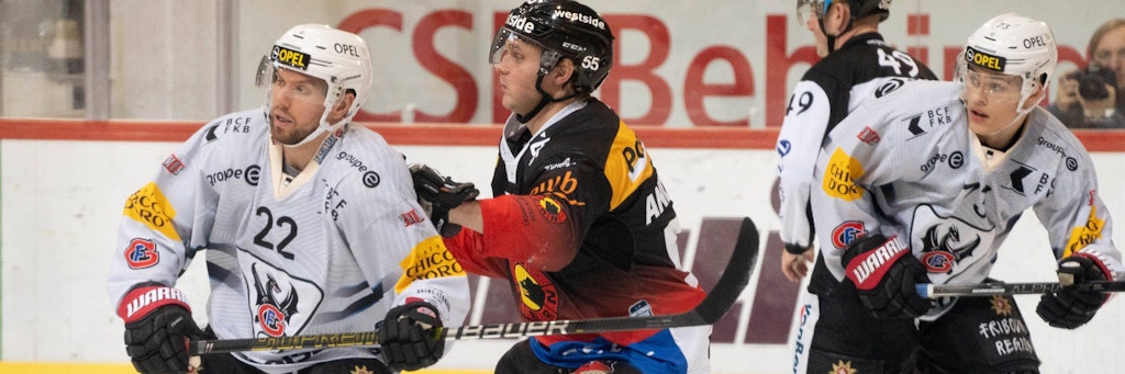 Zach Boychuk (l.) trägt ab sofort das Trikot der Eisbären.