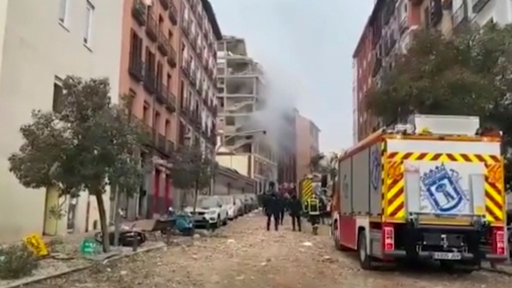 In diesem Bild aus einem Video von Emergencias Madrid, Feuerwehrleute besuchen den Tatort nach der Explosion.