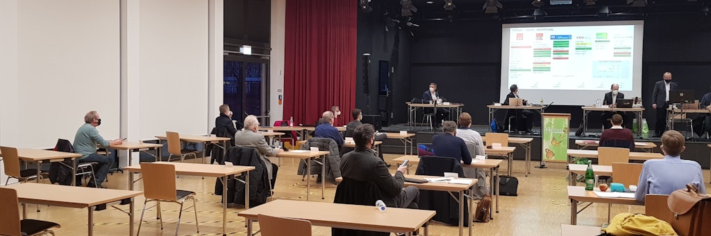 BVV-Sitzung am Donnerstag in der Merian-Oberschule, in der AfD-Fraktion (links) sind viele Plätze frei. Allerdings nahmen viele Bezirksverordnete online teil.