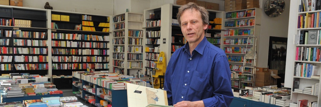 Sieht einer unsicheren Zukunft entgegen: Thorsten Willenbrock, Inhaber des Buchladens Kisch & Co in der Kreuzberger Oranienstraße.