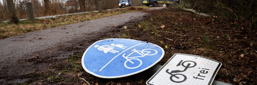Bei dem Unfall wurde auch ein Verkehrsschild umgefahren.