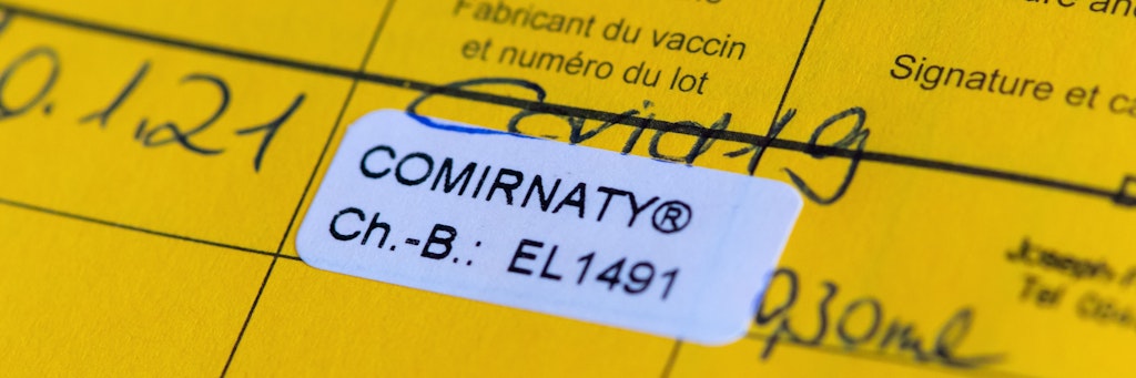 Ein Impfpass mit einer eingetragenen Impfung gegen das Coronavirus