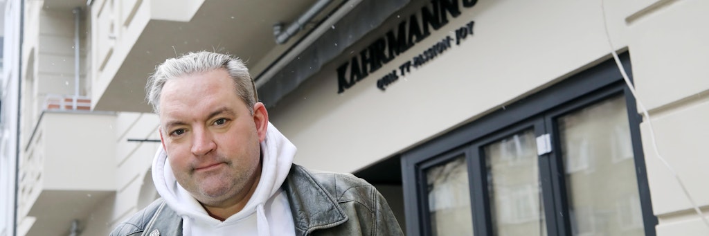Schauspieler Christian Kahrmann vor seinem Café Kahrmann’s Own, das seit Ende 2020 dauerhaft geschlossen ist.