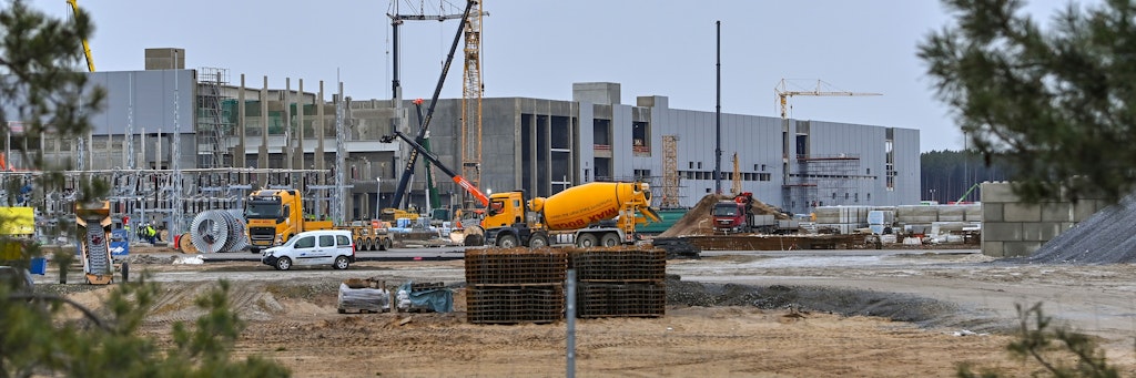 Die Tesla-Baustelle in Grünheide östlich von Berlin. Neben der Autofabrik soll noch eine Batteriefertigung entstehen.