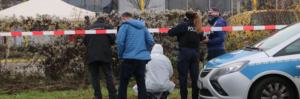Nach dem Überfall auf den Geldtransporter bei IKEA am Schöneberger Sachsendamm sichern Ermittler Spuren. Jetzt wurde ein Verdächtiger gefasst. 