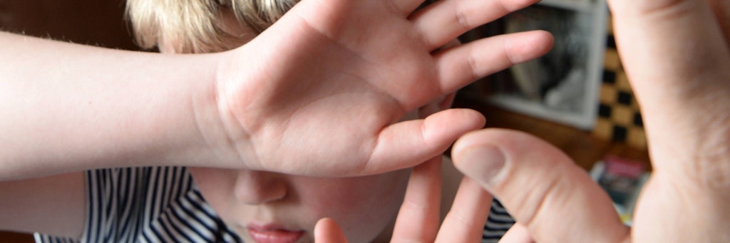 Ist Vater oder Mutter beim Kind die Hand ausgerutscht, müssen sie sofort reagieren und sagen, dass ihr Verhalten falsch war.