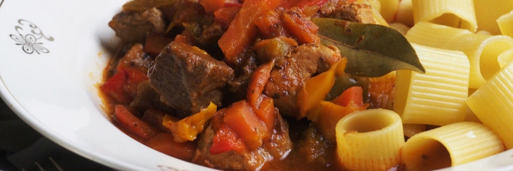 Hausmannskost mit Charme: Grundlage eines guten Schweinegulaschs ist ein kräftiger Fond.