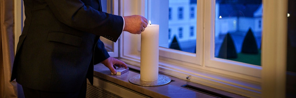Bundespräsident Frank-Walter Steinmeier zündet im Schloss Bellevue eine Kerze an. Er ruft damit zur Aktion #lichtfenster auf.