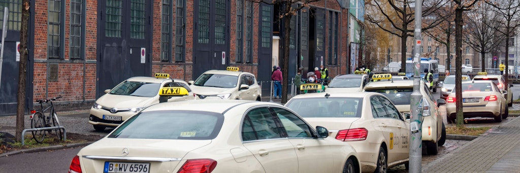Taxis vor dem Corona-Impfzentrum in der Arena Treptow.