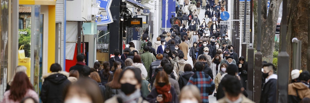 Passanten im Omotesando-Viertel in der japanischen Hauptstadt Tokio.