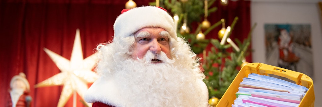 Der Weihnachtsmann in Himmelpfort zeigt einige Postsendungen.