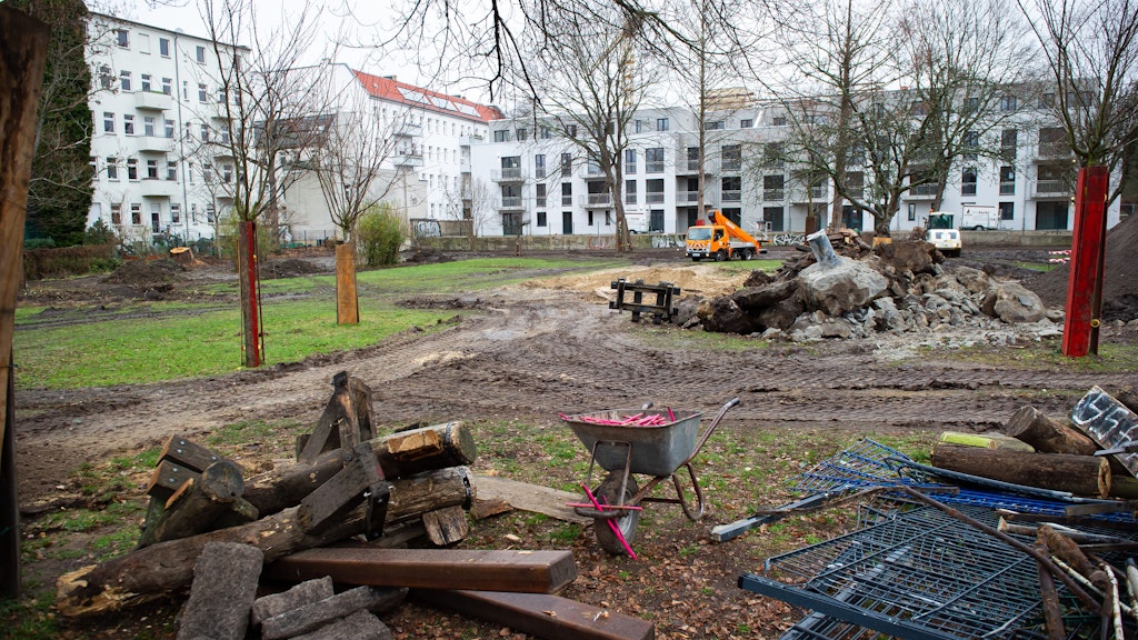 Nur einige wenige Bäume auf dem idyllischen Gelände wurden erhalten. Der Spielbereich in der Mitte kommt in Zukunft wartungsarm ohne Schattenspender aus. 