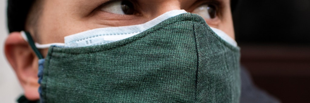 Doppelt schützt besser: Eine übergezogene Alltagsmaske drückt die OP-Maske ans Gesicht und kann so deren Filterleistung erhöhen. 