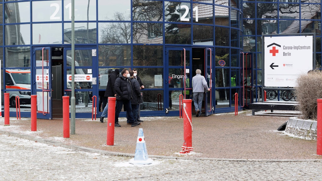 Das Impfzentrum in der Messehalle 21: Die Zahl der Termine soll dort reduziert werden, um bestehende Buchungen wegen der Biontech-Lieferprobleme nicht zu gefährden.