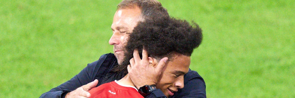 Da war die Welt noch in Ordnung. Bayern-Trainer Hansi Flick herzt Leroy Sané bei seiner Auswechslung beim 8:0 gegen Schalke zum Saisonstart. 