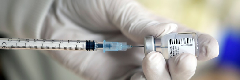 Aus einem Fläschchen des Biontech-Serums können statt fünf sogar sechs Dosen gewonnen werden. Ein Umstand, der dem Senat zu dem Impfstoffvorrat verhalf.