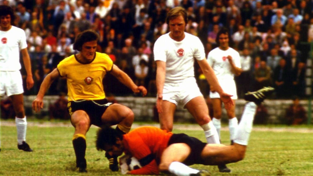 Umkämpft war auch das Pokalfinale 1975. Die SGD schlug die BSG Sachsenring Zwickau erst im Elfmeterschießen. 