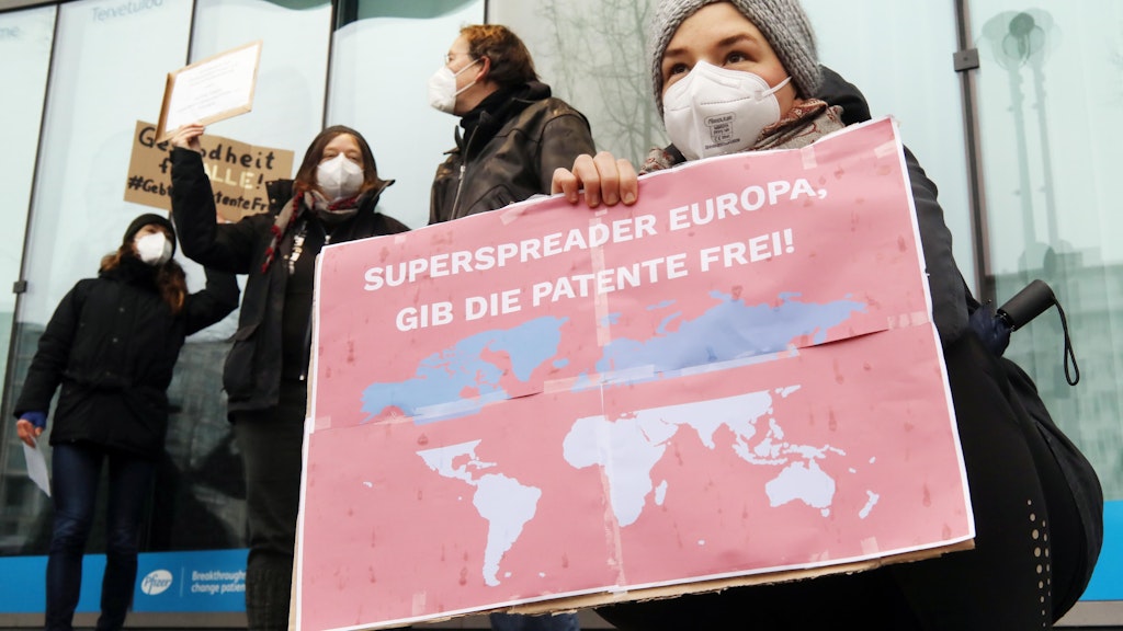Auf einer Demo vor dem Pfizer-Quartier in der Linkestraße fordert die Interventionistische Linke die Freigabe der Patente für den Corona-Impfstoff.