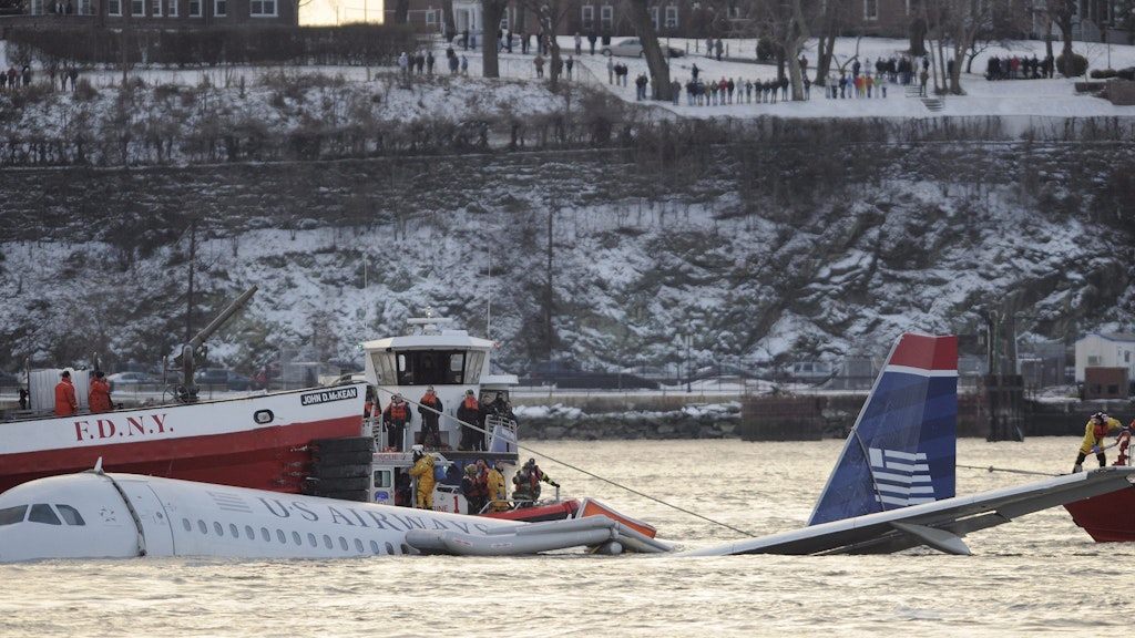 Helfer umgeben auf Booten und Schiffen einen Airbus A320 der Fluggesellschaft US Airways, der nach einer Notwasserung auf dem Hudson River vor Manhatten treibt.