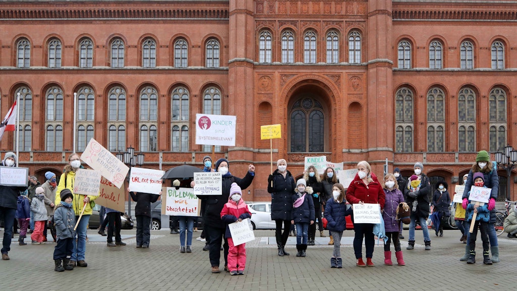 Nicht viele, aber sie sind sehr sauer: Rund 50 Eltern und ihre Kinder protestierten vor dem Roten Rathaus.