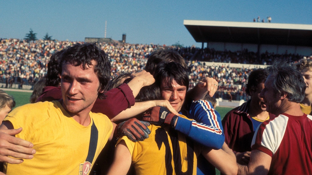 Nach dem Gewinn des FDGB-Pokals 1978 gegen den 1. FC Lok Leipzig jubelten Gerd Weber (l.) und Torwart Claus Boden (2. v. r.).
