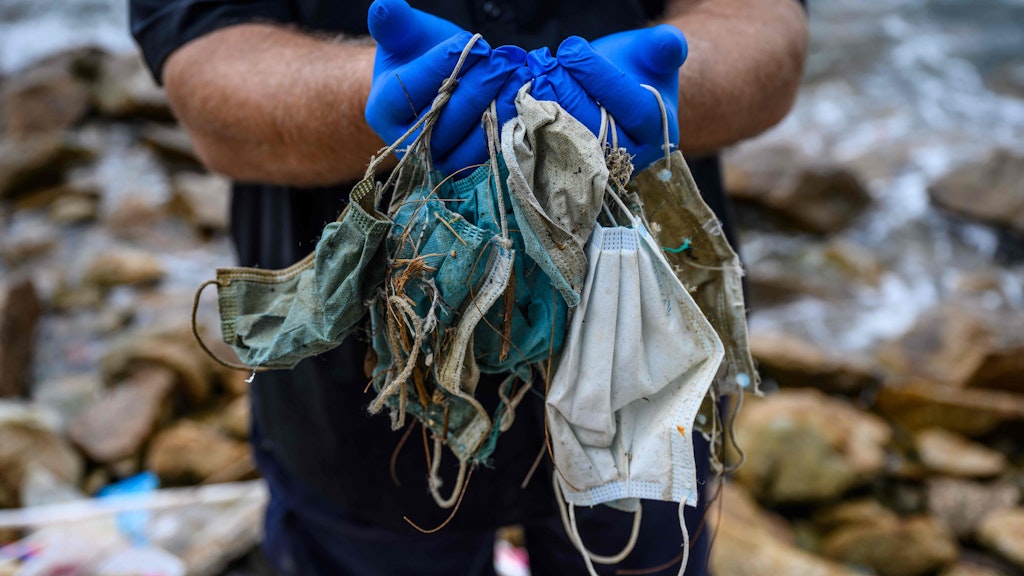 Masken-Müll, den Umweltschützer am Strand auf der abgelegenen Insel Lantau in Hongkong aufgesammelt haben. 