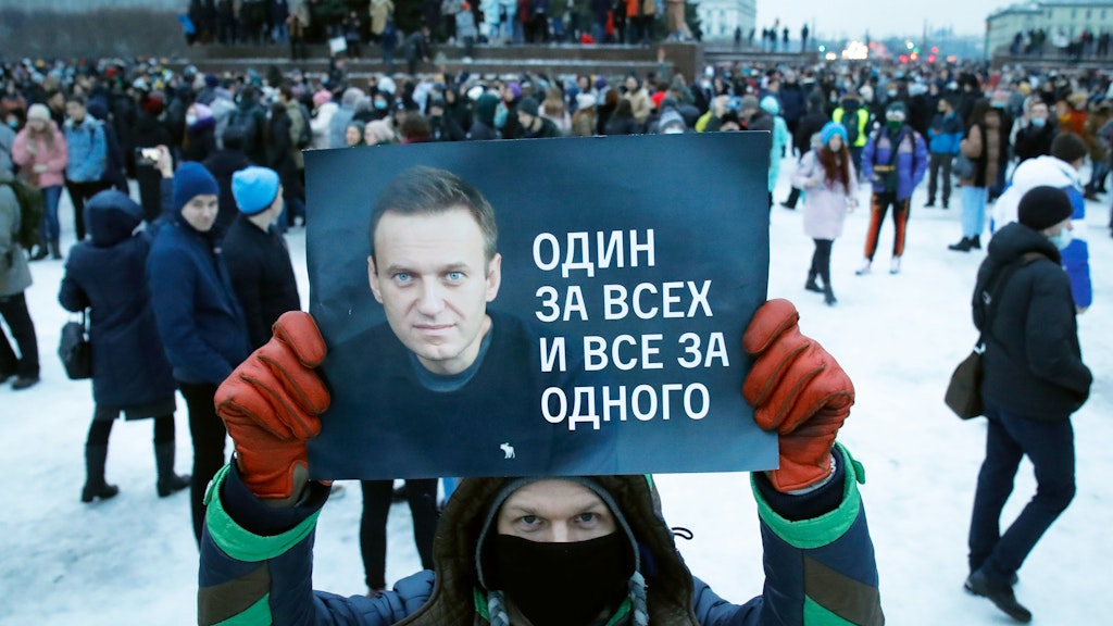 Ein Demonstrant hält ein Porträt von Alexej Nawalny in Händen, fordert dessen Freilassung.