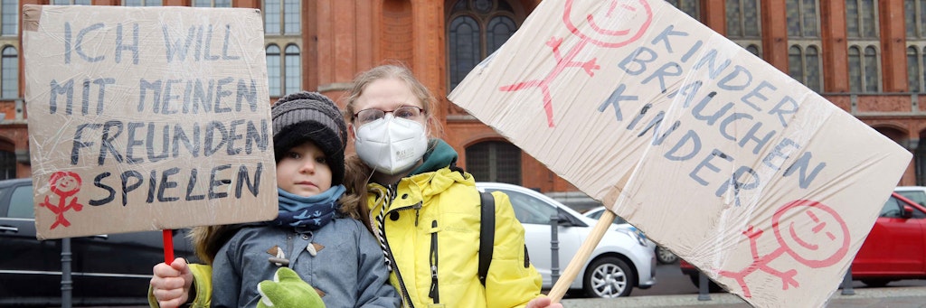Andrea Martin (42) kam mit ihrem Sohn Johann (4) zur Protest-Aktion vor dem Roten Rathaus.