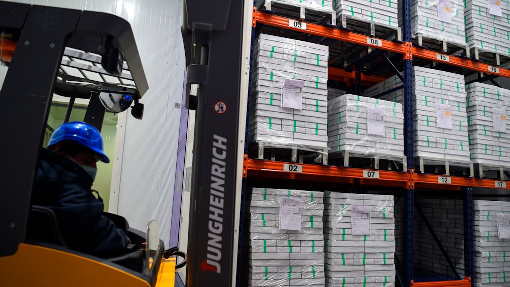 Paletten mit Corona-Impfstoff werden in der Lagerhalle für den weltweiten Export gestapelt.